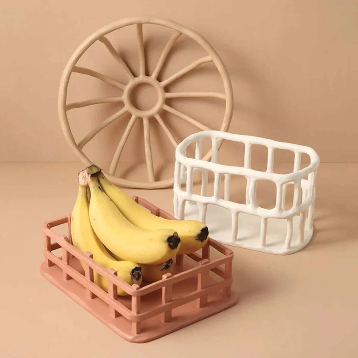 Elegant and Sculpted Resin Fruit Bowl for a Refined Presentation - Image 3