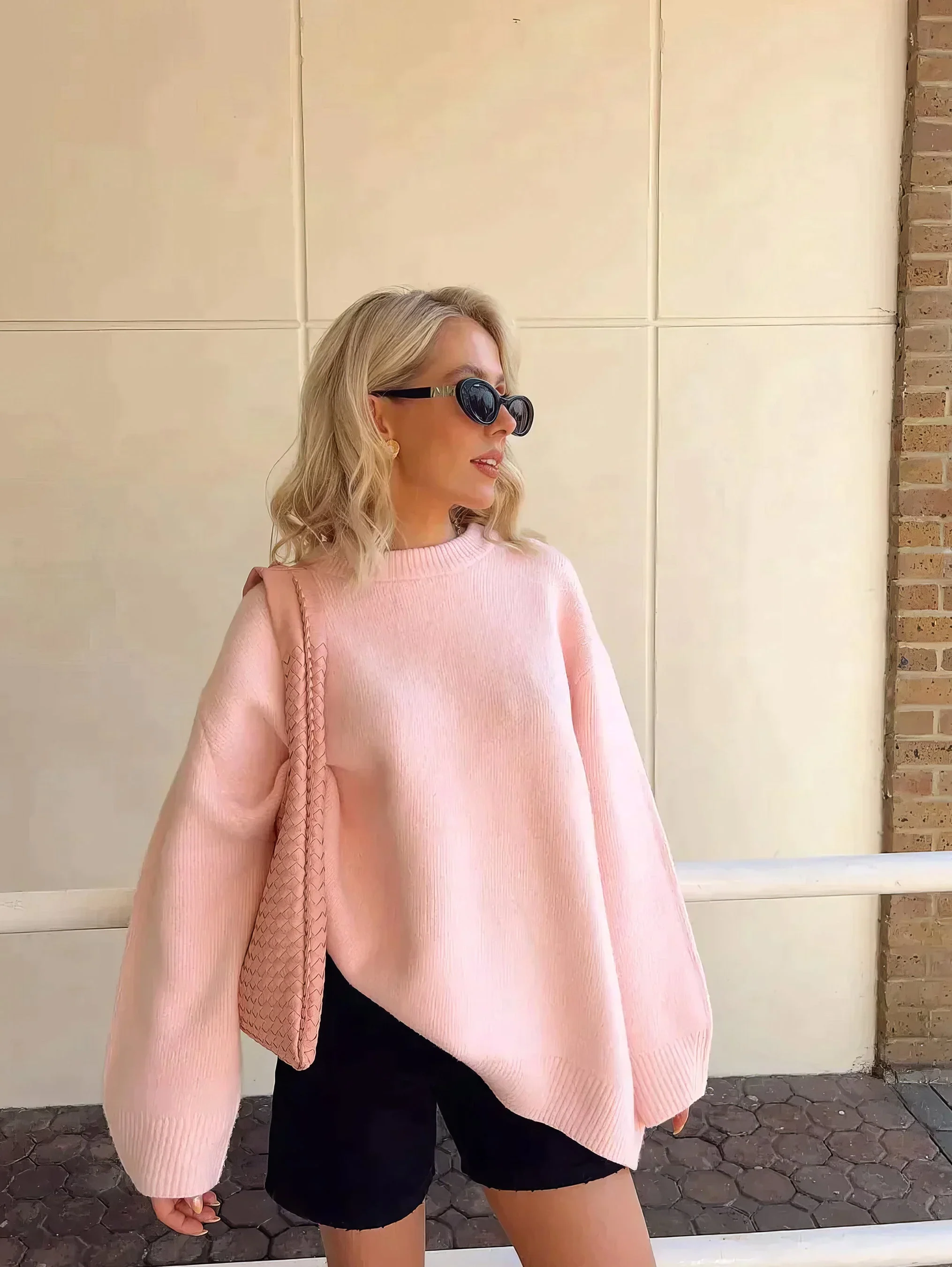 Elegant women's pink sweater with round neckline for stylish comfort