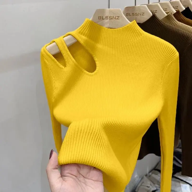 Elegant women's sweater with fashionable keyhole neckline - Image 5