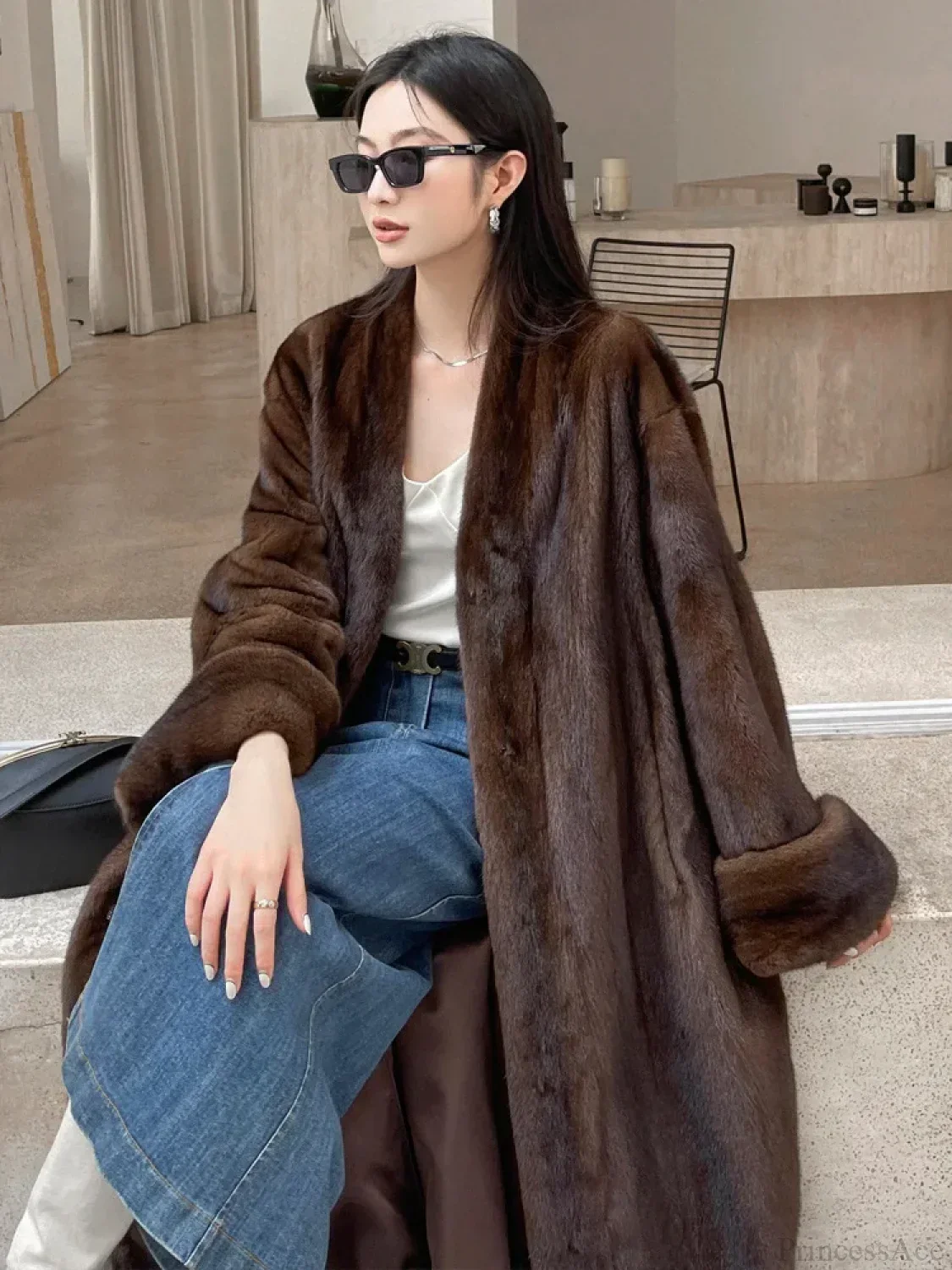 Elegant overcoat with fold-over collar, and long sleeves