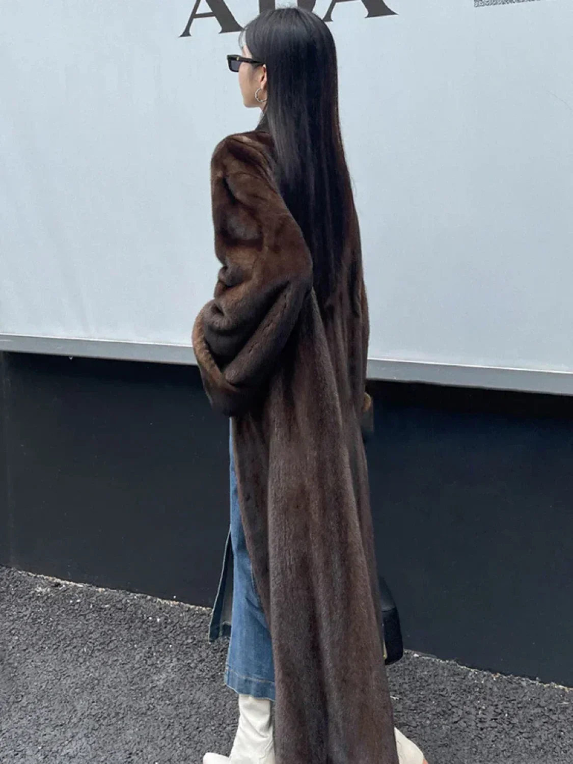 Elegant overcoat with fold-over collar, and long sleeves - Image 3