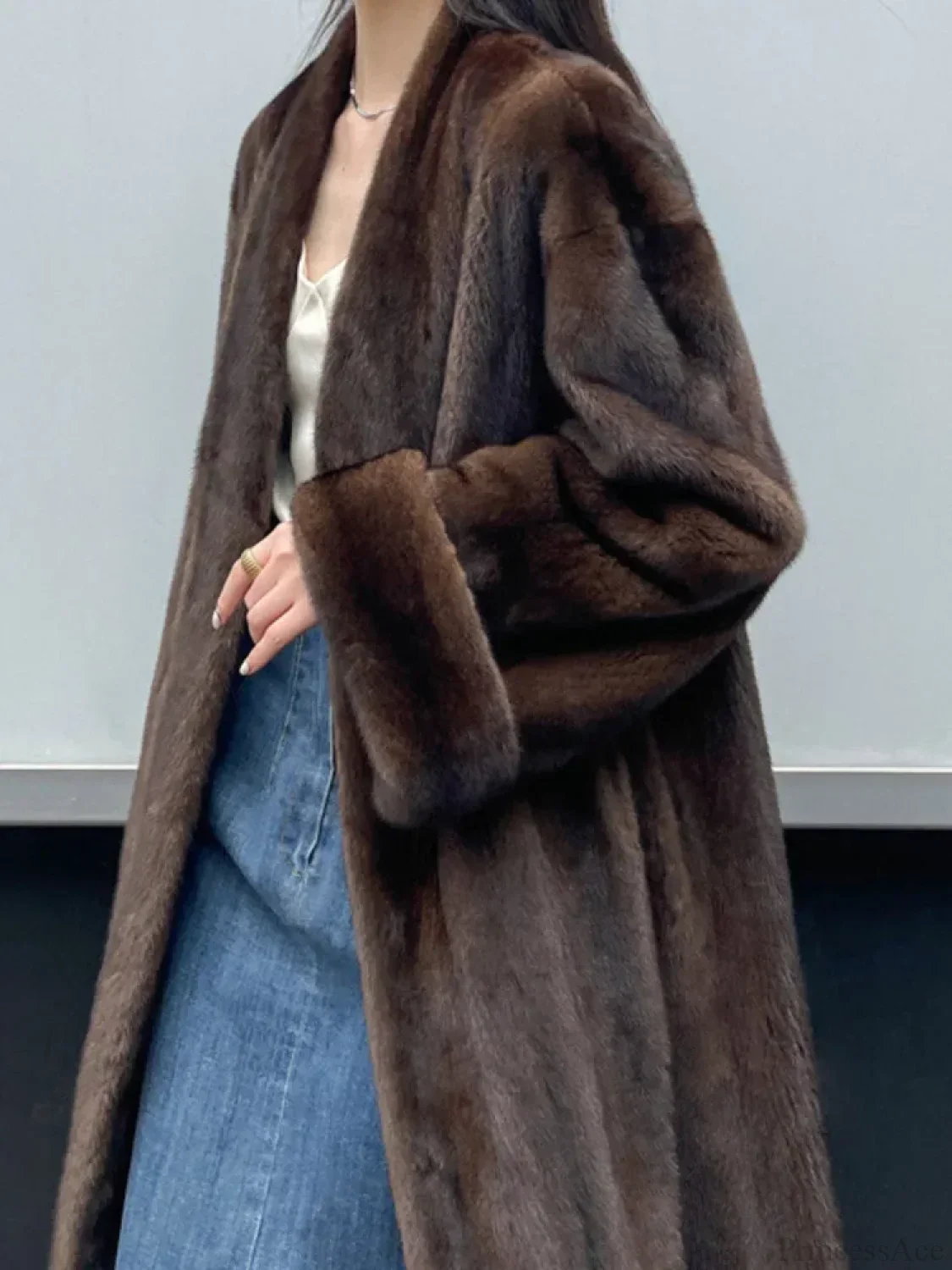 Elegant overcoat with fold-over collar, and long sleeves - Image 4