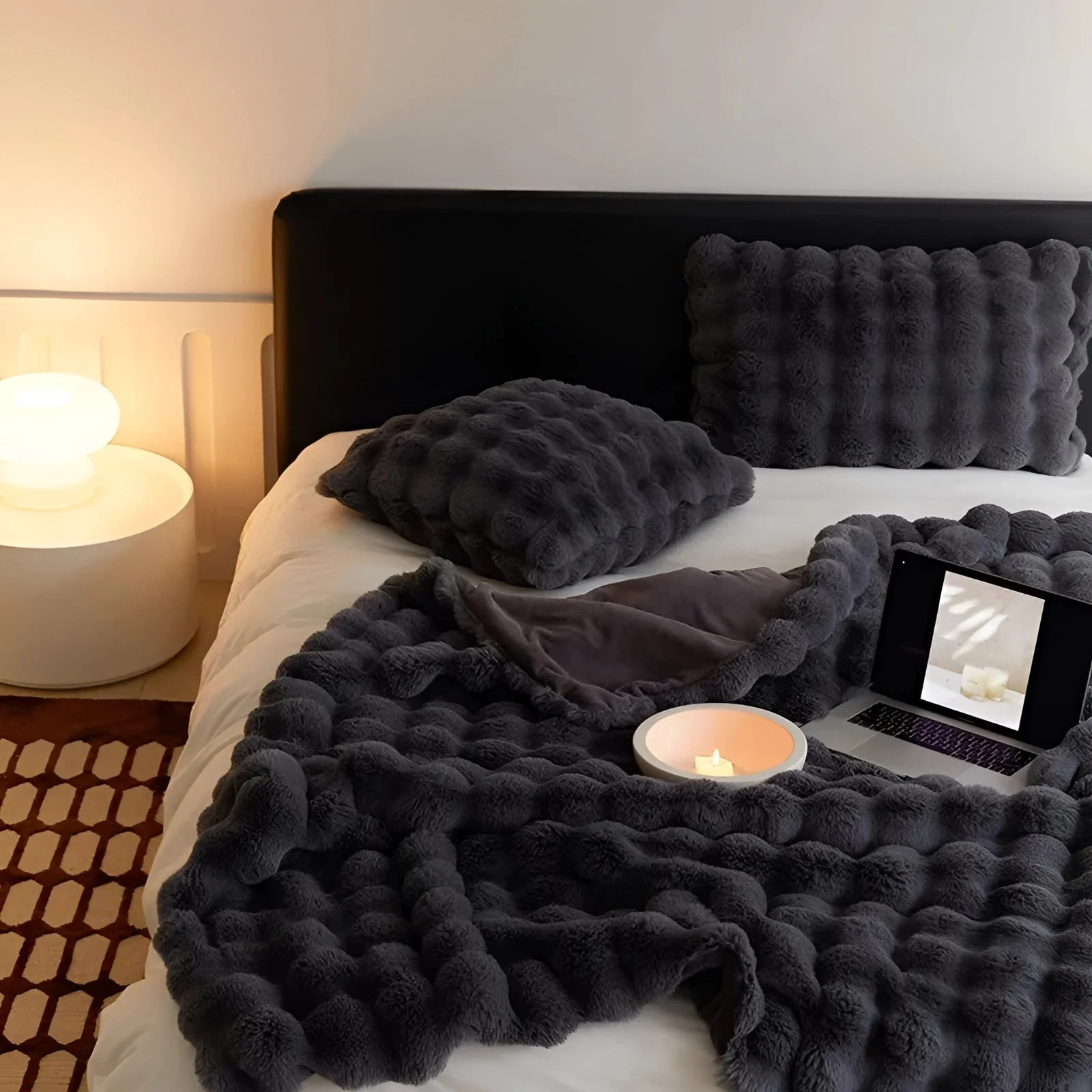 Luxurious Chunky Knit Faux Fur Weighted Blanket for a Cozy Modern Interior - Image 9