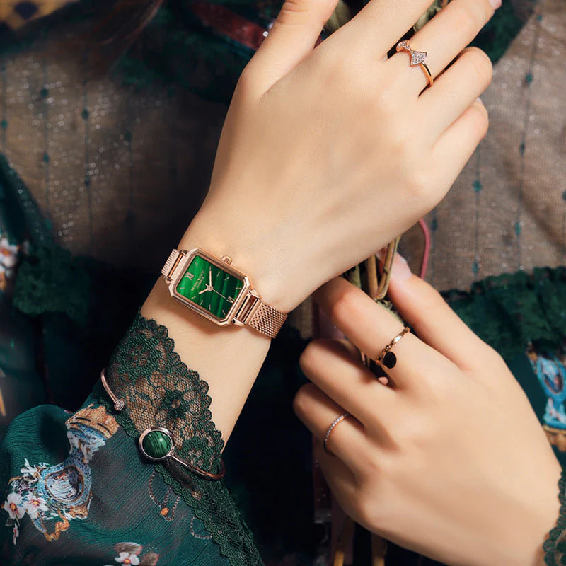 Chic minimalist watch for a sophisticated casual style - Image 3