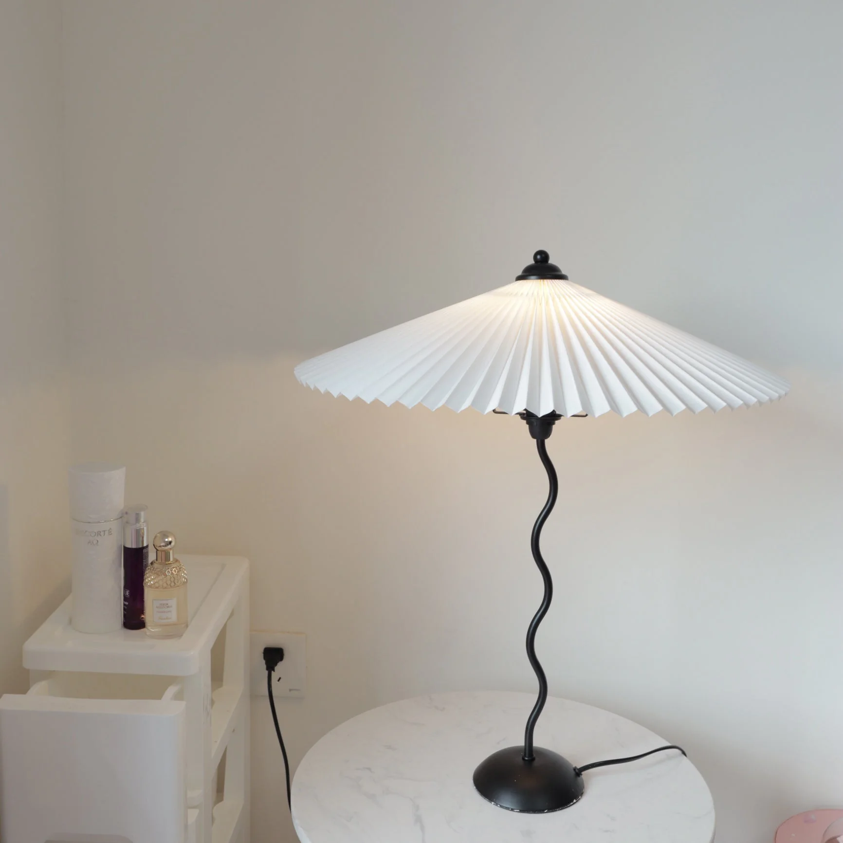 Stylish Squiggle Table Lamp for Modern Atmosphere - Image 5