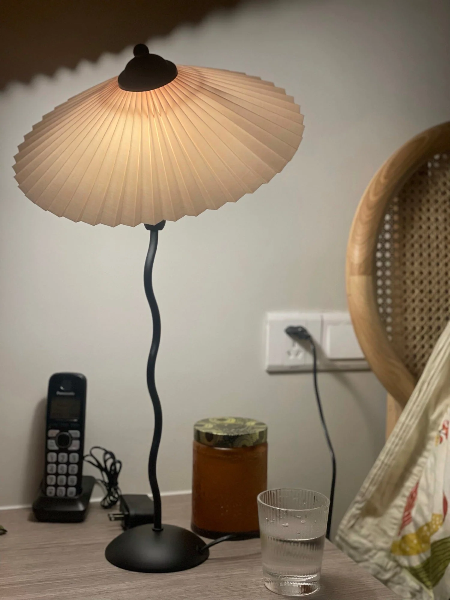 Stylish Squiggle Table Lamp for Modern Atmosphere - Image 51