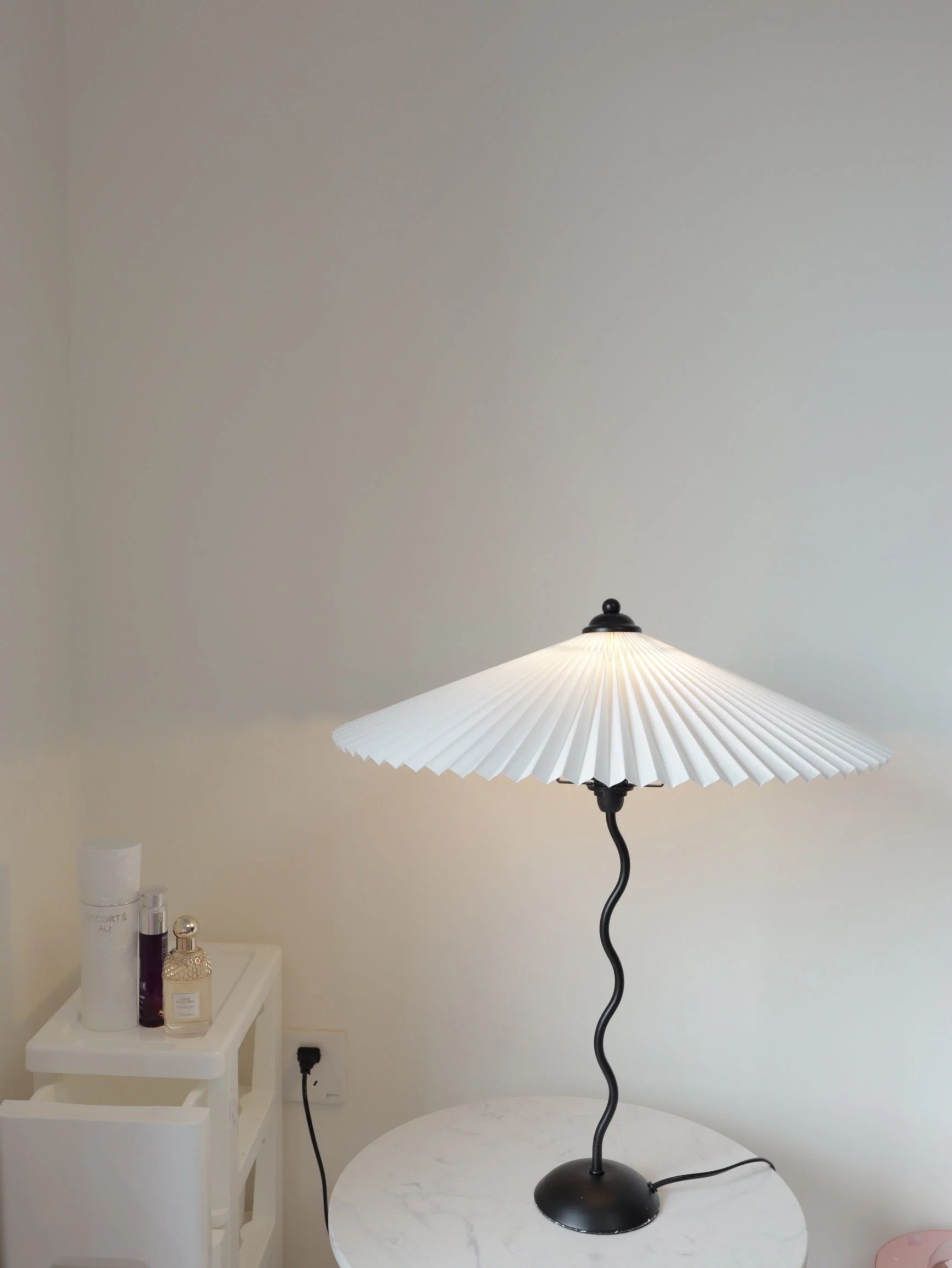 Stylish Squiggle Table Lamp for Modern Atmosphere - Image 57