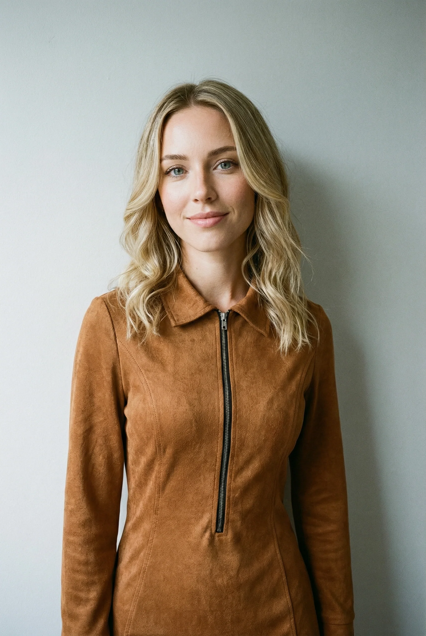 Suede midi dress with long sleeves and irregular fringes - Image 3