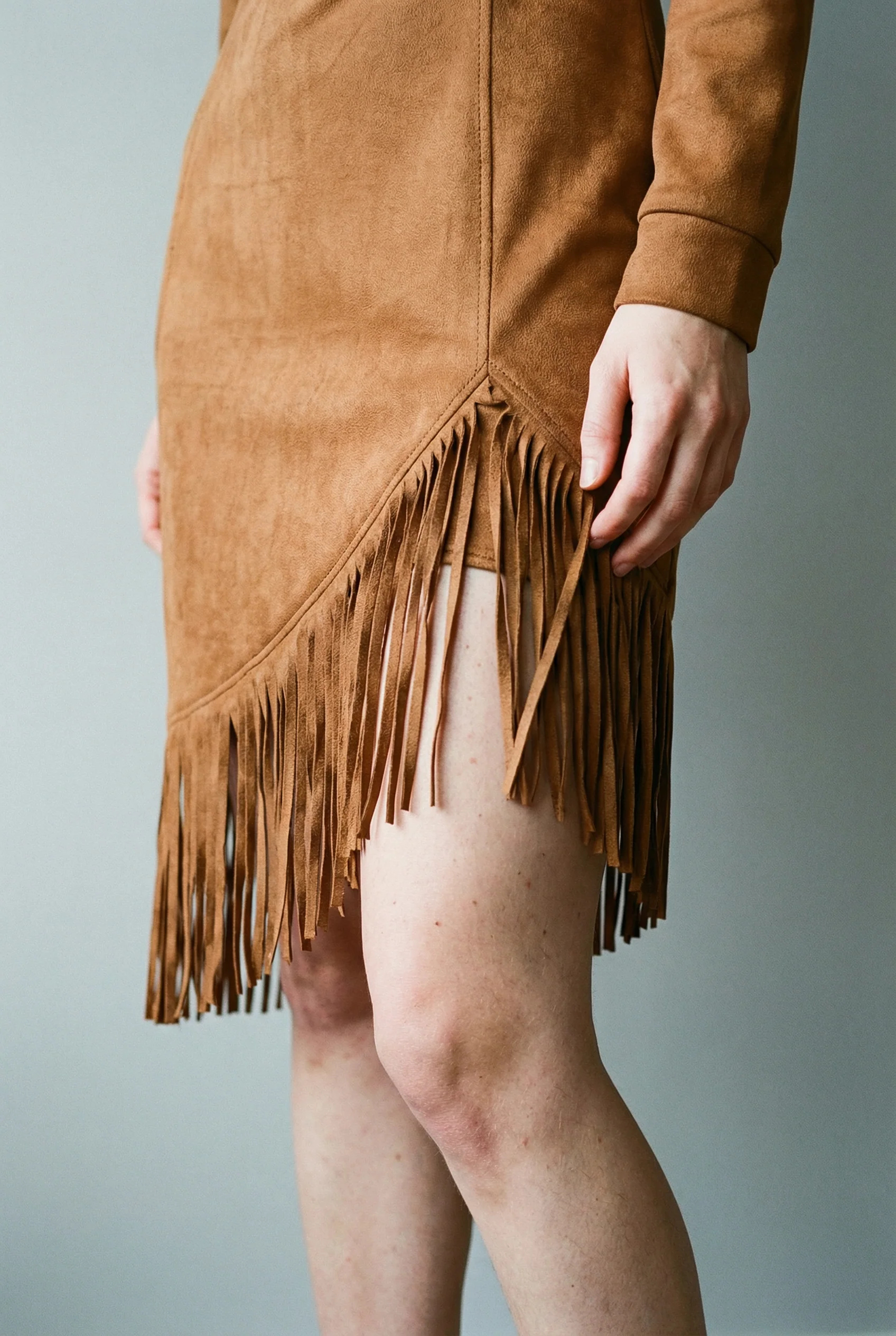 Suede midi dress with long sleeves and irregular fringes - Image 4
